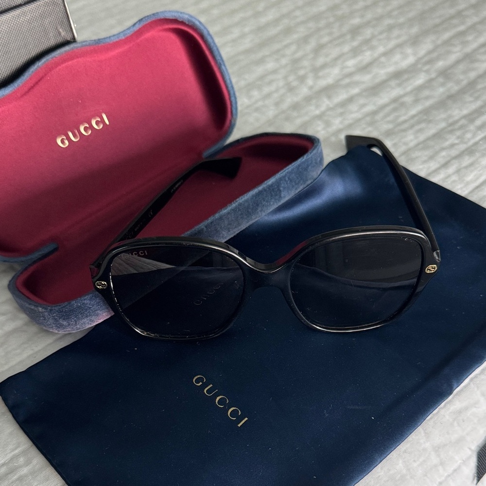 Gucci Elegant Black Sunglasses